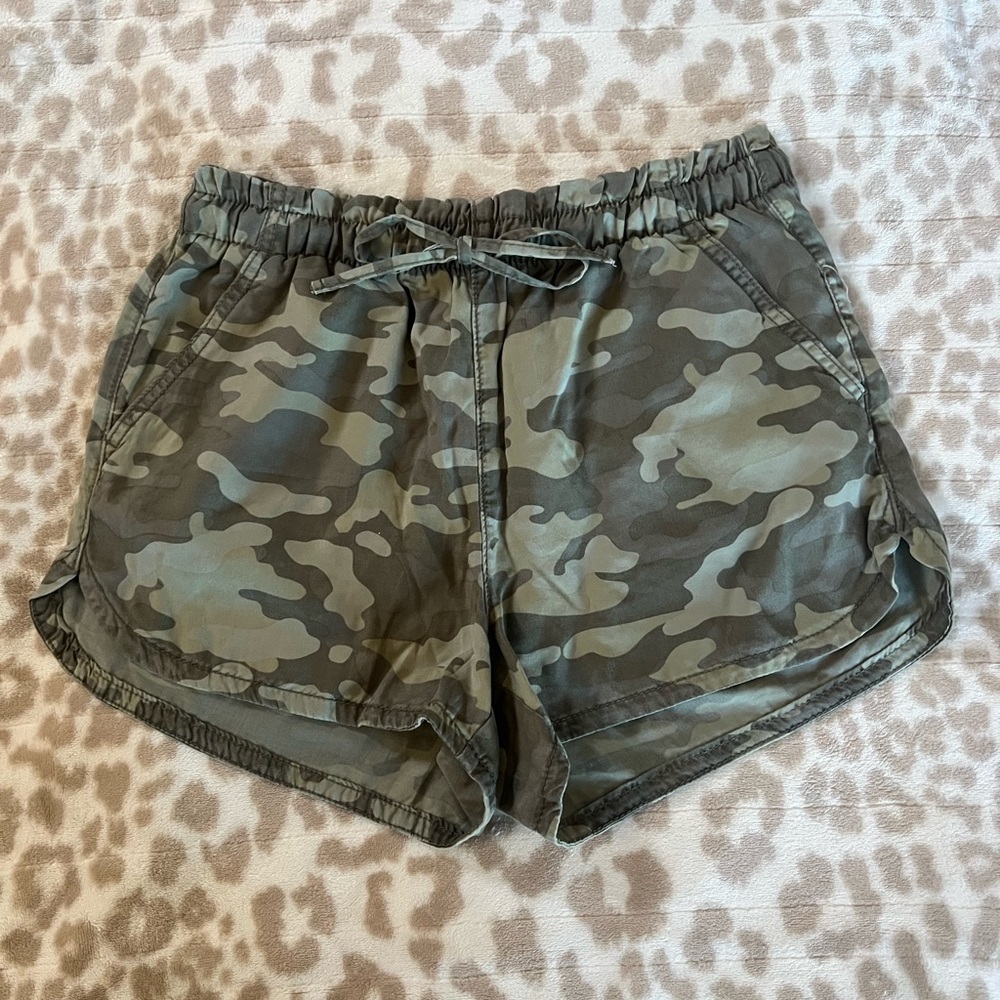 NWT American Eagle HR Drawstring Pull-On Camo Shorts, Size Medium
